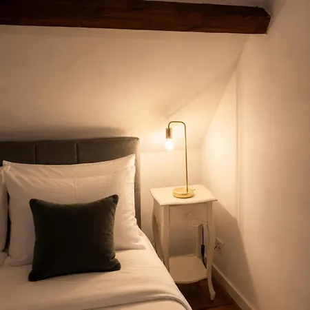 Le Petit Chateau شامبيري